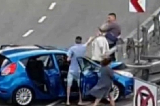 En una autopista chocaron y las cámaras captaron cuando arrojaron un arma y una bolsa