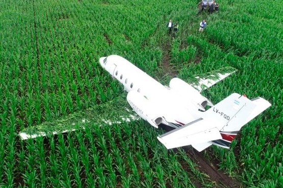 Un avión tuvo fallas mecánicas y aterrizó en un campo rural 