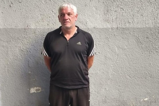 Abuso de una mujer y fue detenido mientras dirigía un partido de fútbol