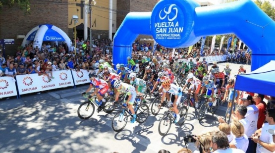 Vuelta a San Juan: finalizó la primer etapa y Uñac agradeció a los ciclistas 