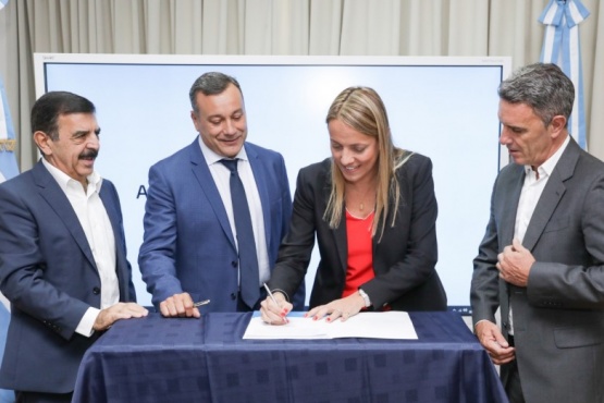 Abone rubricó el convenio de congelamiento de tarifa de transporte 